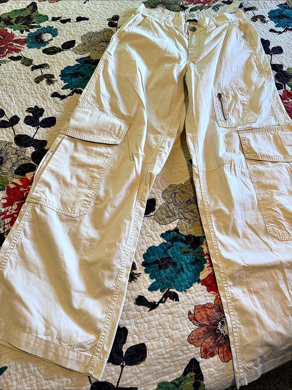 Women’s BDG Y2K Cargo Pants White, size small